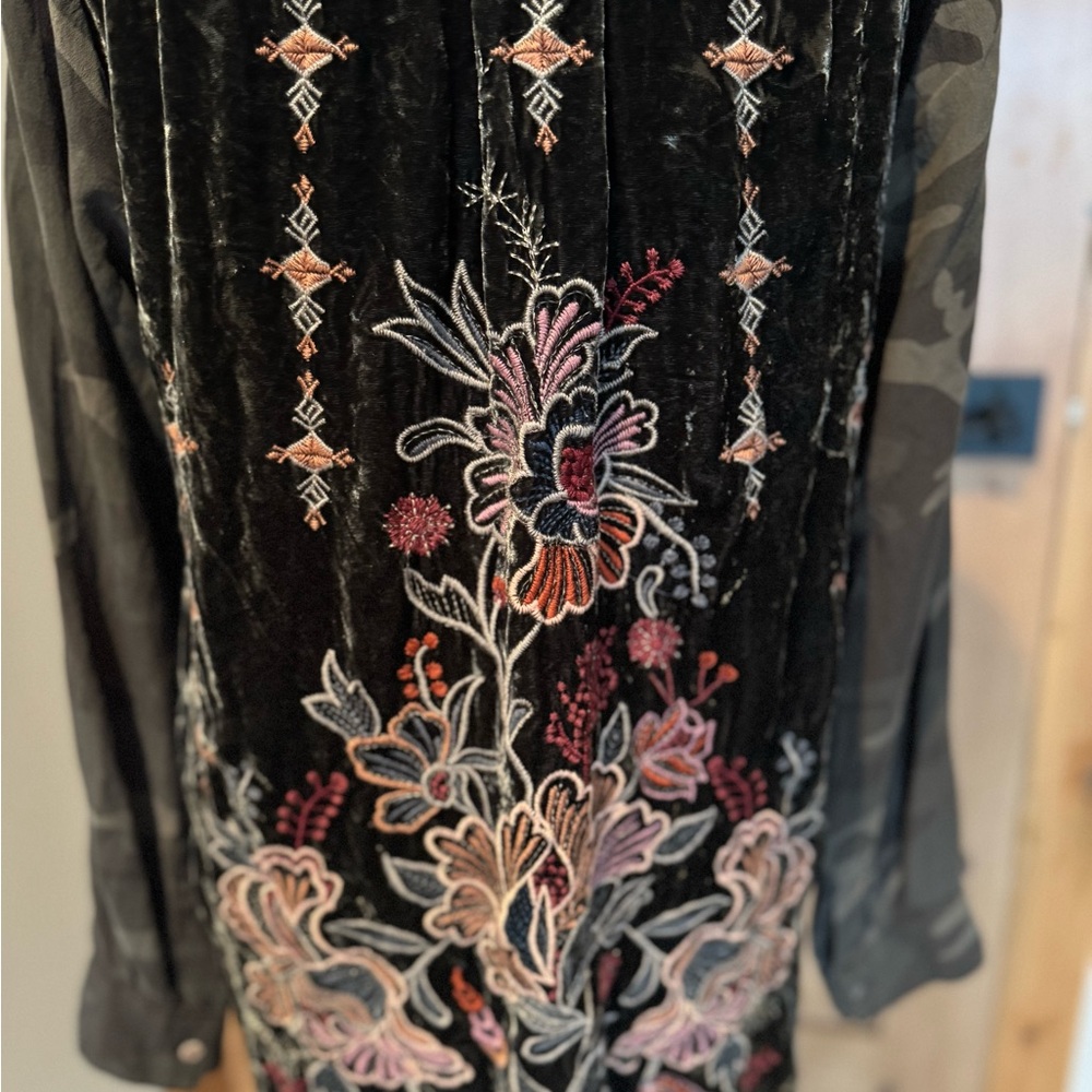 Johnny Was camoflouge and velvet details. Beautifull almost brand new top. - Picture 4 of 4